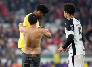 Torcedor invade o campo e ataca goleiro do Corinthians em Curitiba