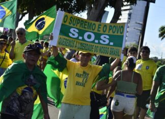 Ponta Negra é palco de ato pró-Bolsonaro com críticas ao ministro Alexandre de Moraes