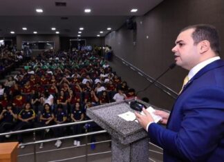 Roberto Cidade reforça atenção aos impactos do bullying e das fake news na saúde mental dos jovens