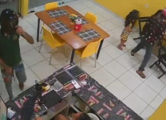 Criminosos em motocicleta roubam celulares e dinheiro de pastelaria na zona norte