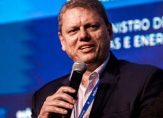 Tarcísio taxa gorjetas de garçons de SP e entidade reage: “Arbitrário”