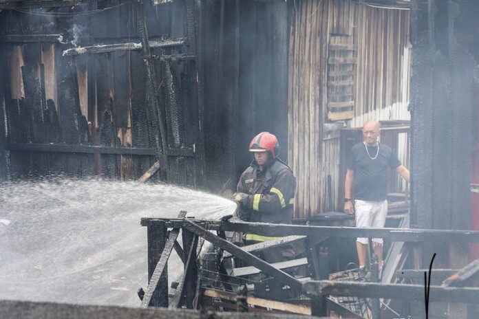 Atuacao-rapida-do-Corpo-de-Bombeiros-evita-propagacao-de-fogo-em-residencias-na-zona-oeste-de-Manaus-3_foto-Mauro-Neto-Secom