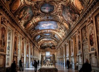 Assaltantes invadem Museu Louvre e furtam coleção real de joias da França