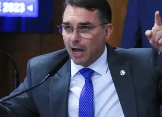 Filhos de Bolsonaro protestam contra manutenção de prisão do pai: ‘Refém’
