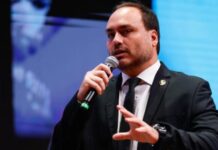 Carlos Bolsonaro confirma pré-candidatura ao Senado por Santa Catarina e dá apoio a Caroline de Toni