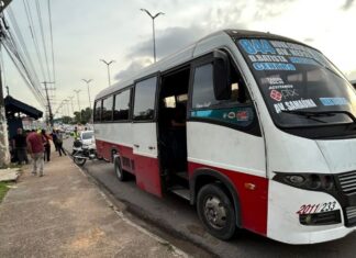 Veículo “alternativo” é flagrado com pneus danificados e motorista sem habilitação em Manaus