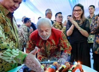 Perto de completar 80 anos, Lula ganha bolo de aniversário na Indonésia