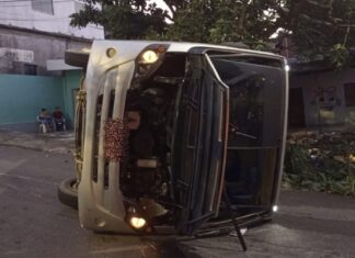 Motorista fica ferido após ônibus bater em poste e tombar em Manaus