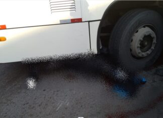 Acidente com ônibus deixa motociclista e passageiro gravemente feridos em Cidade Nova