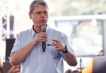 Tarcísio volta a nacionalizar discurso e alfineta Lula