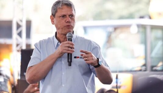Aprovação de Tarcísio despenca entre mulheres em SP, aponta pesquisa