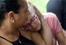 ‘Quando soube da morte, entrei em desespero’, relata mãe no enterro de policial morto em megaoperação no Rio