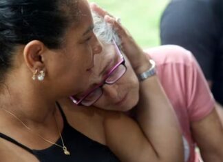 ‘Quando soube da morte, entrei em desespero’, relata mãe no enterro de policial morto em megaoperação no Rio