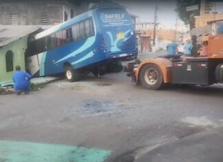 Micro-ônibus perde controle e destrói fachada de imóvel no bairro Alvorada