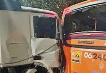 Colisão entre carreta e ônibus causa caos no trânsito da Zona Sul de Manaus