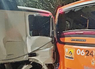 Colisão entre carreta e ônibus causa caos no trânsito da Zona Sul de Manaus