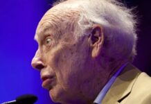 James Watson, que ajudou a decifrar estrutura do DNA, morre aos 97 anos