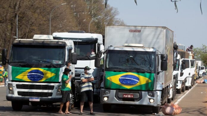 Camioneros bloquean varias carreteras del país en apoyo al presidente Jair Bolsonaro