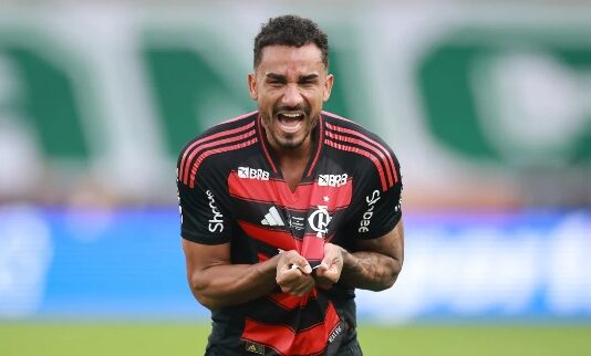 Com gol de Danilo, Flamengo vence o Palmeiras e é tetracampeão da Libertadores