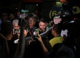 Em vigília, bolsonaristas se reúnem com boneco de papelão e choram por Bolsonaro