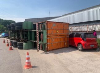 Contêiner de 25 toneladas se solta de carreta na Bola da Gillete e atinge carro em Manaus