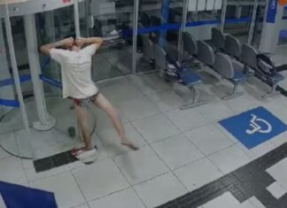Bandido atrapalhado perde a bermuda ao travar em porta giratória em banco durante tentativa de furto frustrada