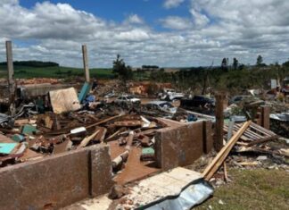 Cidade destruída por tornado no Paraná prioriza doações de materiais de construção