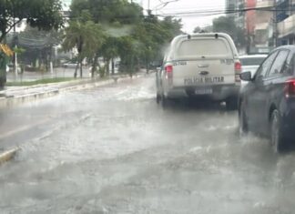 Chuva forte causa transbordamento de bueiros e invade casas na capital
