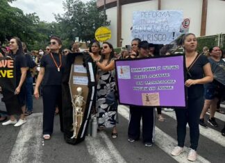 Greve na rede municipal de Manaus protesta contra projeto de Previdência do prefeito David Almeida