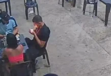 Câmeras flagram homem causando incêndio ao acender cigarro próximo a caminhão-tanque