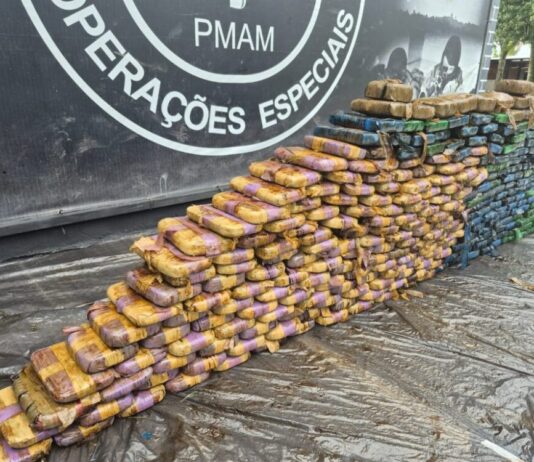 Polícia Militar do Amazonas intercepta balsa petroleira vinda do Peru com 370 kg de cloridrato de cocaína