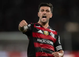 Flamengo vence Cruz Azul com show de Arrascaeta e garante vaga na semi