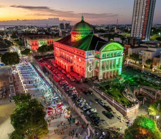Concerto de Natal reúne Coral do Amazonas e Filarmônica no palco do Teatro Amazonas
