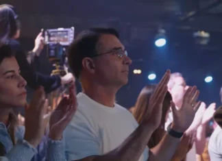 Senador Flávio Bolsonaro aceita Jesus durante culto nos Estados Unidos