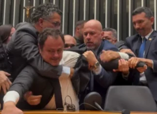 Polícia Legislativa remove deputado do PSOL após ocupação da Mesa Diretora durante sessão