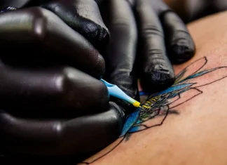 Pesquisa revela que pigmentos de tatuagem chegam aos gânglios e podem prejudicar a defesa do organismo
