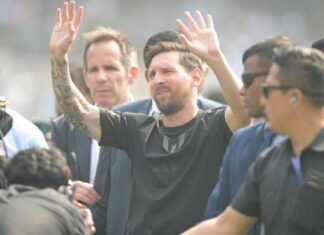 Caos na visita de Messi à Índia: público destrói estádio em confusão e leva à prisão do organizador