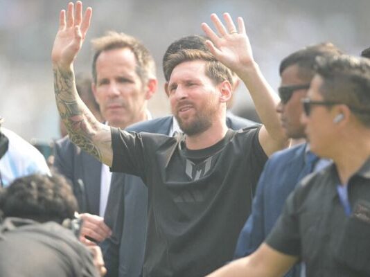Caos na visita de Messi à Índia: público destrói estádio em confusão e leva à prisão do organizador