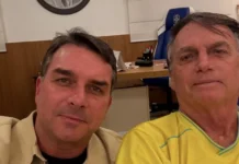 Pré-candidato à Presidência, Flávio Bolsonaro se encontra com Jair Bolsonaro: “Fica firme, moleque, a gente vai ganhar”