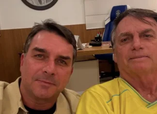 Pré-candidato à Presidência, Flávio Bolsonaro se encontra com Jair Bolsonaro: “Fica firme, moleque, a gente vai ganhar”
