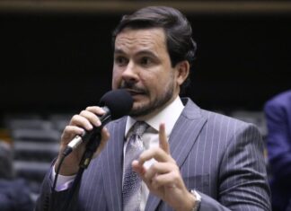 Capitão Alberto Neto cobra no plenário urgência na reconstrução da BR-319 e compromisso do Governo Federal com o AM