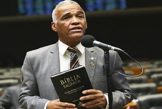 Deputado “ex-gay” quer criar ‘Dia do Orgulho Hétero’