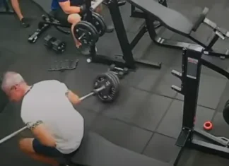 Barra de supino escapa e mata homem durante treino em academia