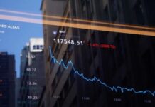 Ibovespa cai 4,3%, dólar e DIs saltam com notícia de Flávio Bolsonaro pré-candidato