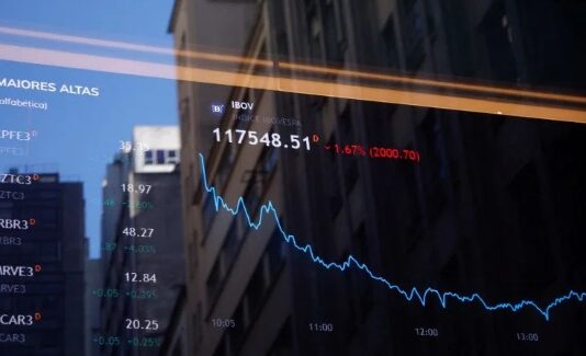 Ibovespa cai 4,3%, dólar e DIs saltam com notícia de Flávio Bolsonaro pré-candidato