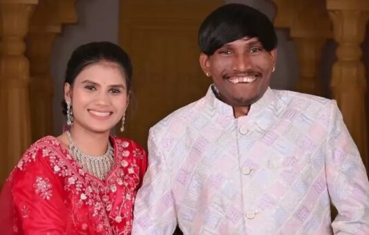 Homem mais bonito da Índia se casa com a prima em cerimônia tradicional