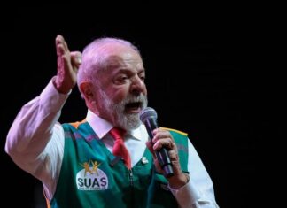 Lula debocha de tornozeleira de Bolsonaro ao falar de feminicídio