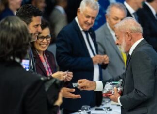 Após atraso em reunião, Lula distribui “bananinhas” como pedido de desculpas