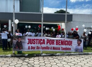 Família de Benício protesta no CRM e cobra justiça pela morte do menino
