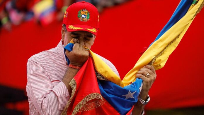 nicolas-maduro-beija-a-bandeira-da-venezuela-durante-cerimonia-em-caracas-1764627676577_v2_900x506